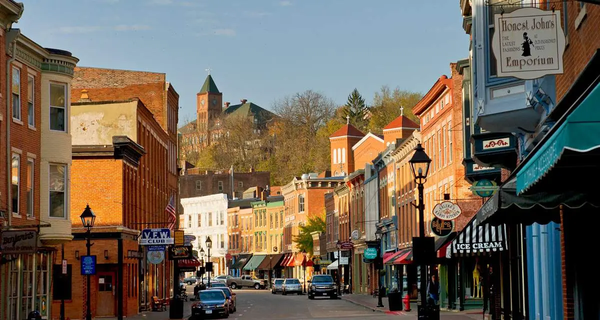 Les bâtiments bordent la rue principale historique de Galena