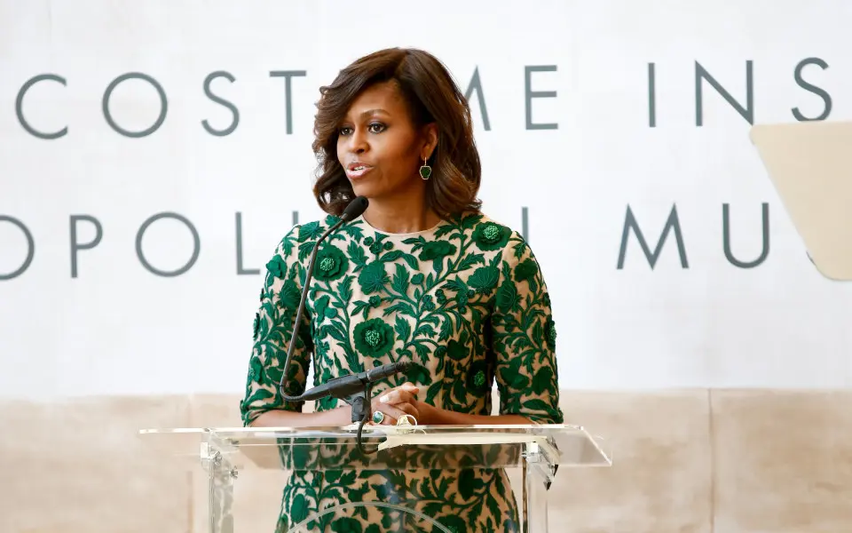 Femme s'exprimant sur un podium