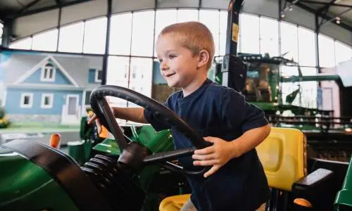 Un enfant assis sur un engin 