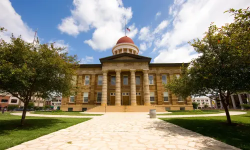 Un grand bâtiment de style ancien