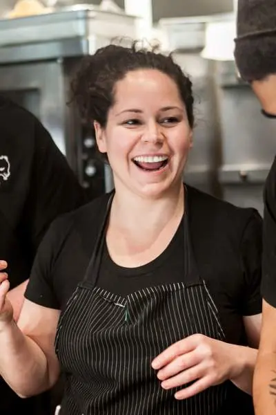 trois personnes dans une cuisine en train de préparer des aliments