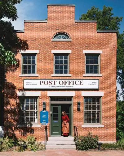 Extérieur en briques du bureau de poste