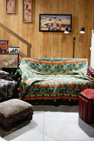 Un salon rempli de canapés et d'objets hétéroclites