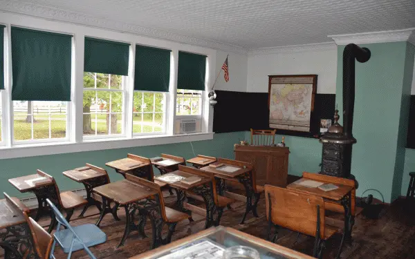L'intérieur de l'école Lovejoy avec ses pupitres traditionnels