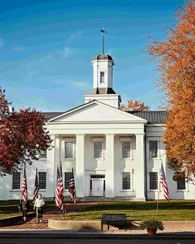 Extérieur de la maison d'État de Vandalia en automne. 