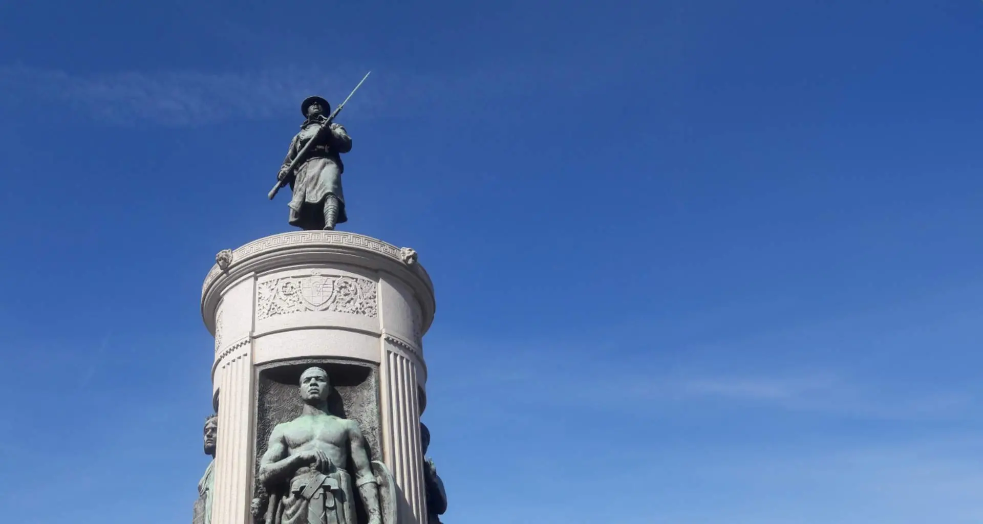 La statue en bronze d'un soldat de l'époque de la Première Guerre mondiale adopte un socle en granit.