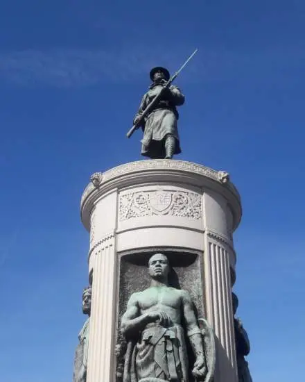 La statue en bronze d'un soldat de l'époque de la Première Guerre mondiale adopte un socle en granit.