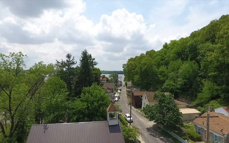 La rue principale de la ville historique d'Elsah, nichée entre des arbres verdoyants