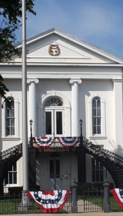 Extérieur de la cour d'appel du 5e district avec une statue de Lincoln sur le côté droit.