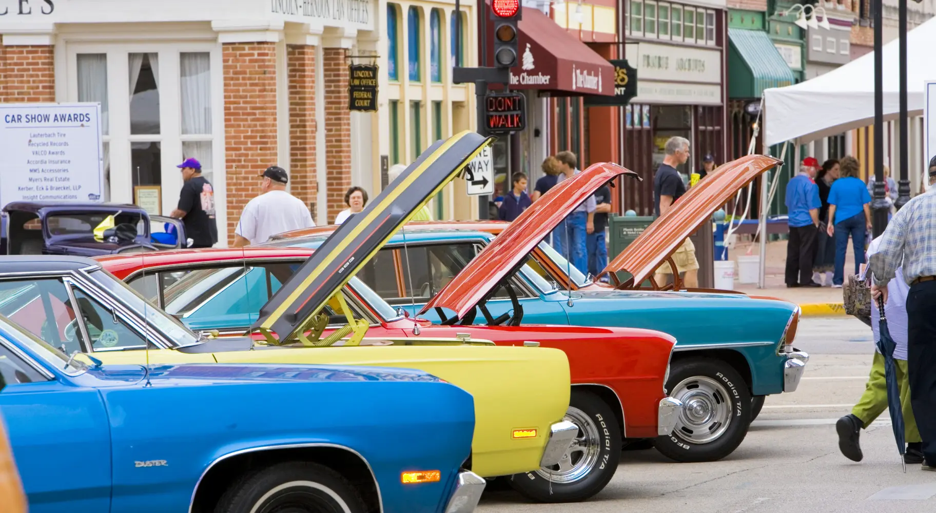 Voitures de collection lors d'un salon de l'automobile, capots ouverts