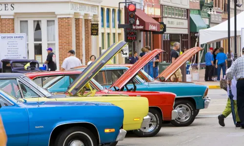 Voitures de collection lors d'un salon de l'automobile, capots ouverts