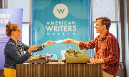 les personnes qui passent le papier