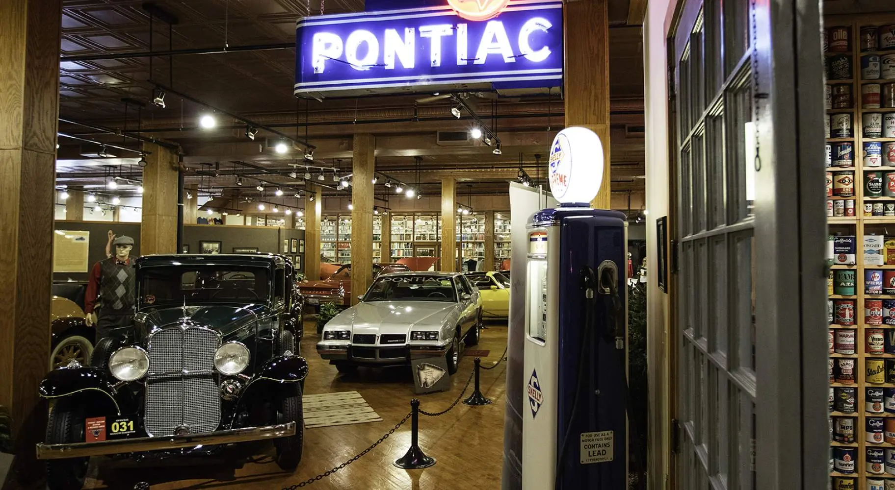 Voitures à l'intérieur d'un magasin