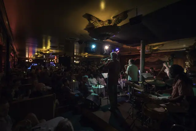 Orchestre se produisant dans le bar