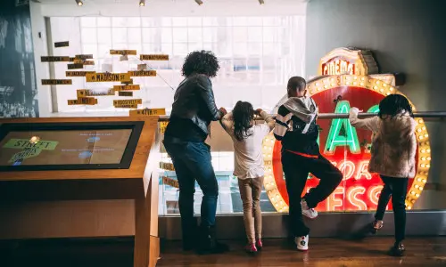 Enfants et adultes regardant vers le bas depuis une balustrade 