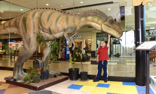 Statue de dinosaure au centre scientifique