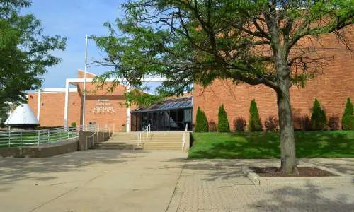 Extérieur du bâtiment du Cernan Earth Space Center par une journée ensoleillée