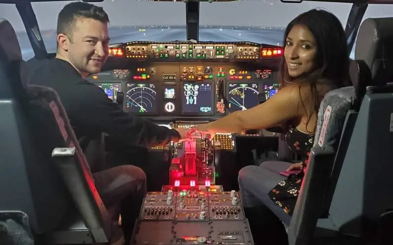 Un couple dans le cockpit d'un simulateur de vol 737