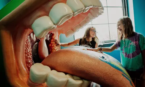 Bouche géante au musée Kidzeum