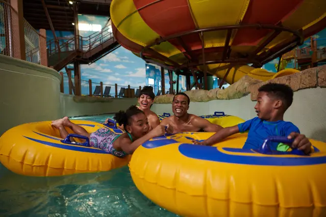 La famille s'amuse dans le parc aquatique du Great Wolf Lodge.