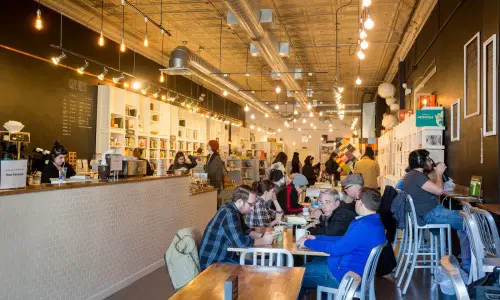 Intérieur du café et de la librairie volumes