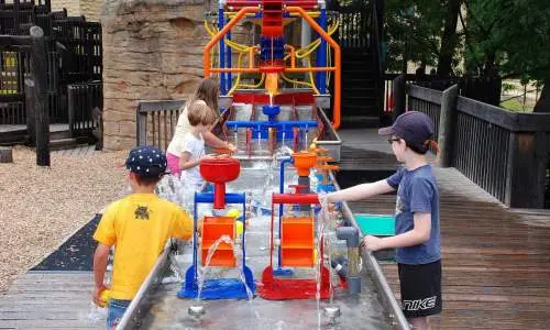Les enfants jouent au centre de découverte