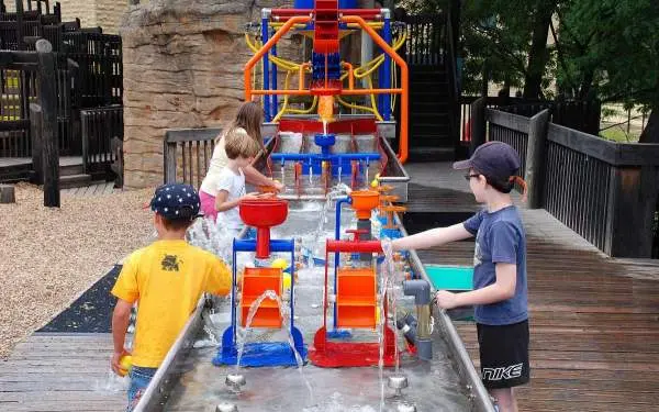 Les enfants jouent au centre de découverte