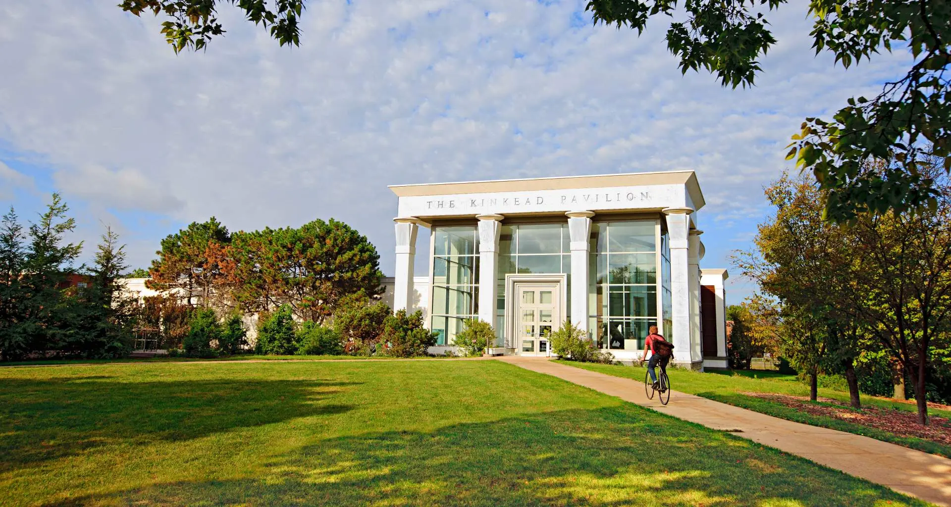 L'extérieur d'un grand bâtiment 