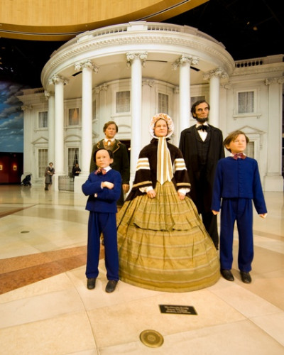 Statue d'Abraham Lincoln et de sa famille devant la Maison Blanche