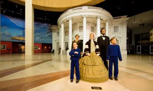 Statue d'Abraham Lincoln et de sa famille devant la Maison Blanche