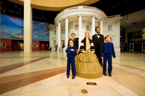 Statue d'Abraham Lincoln et de sa famille devant la Maison Blanche