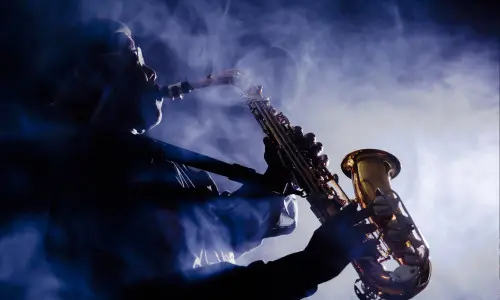 Personne jouant du saxophone
