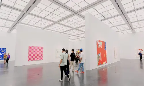 Des personnes se promènent parmi les objets exposés au Musée d'art contemporain de Chicago.