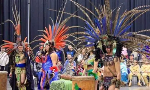 Danses aztèques par la compagnie de danse Omeyocan