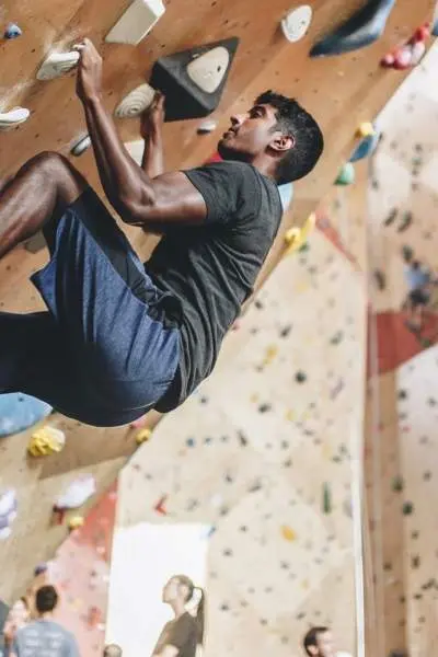 Un homme qui fait de l'escalade