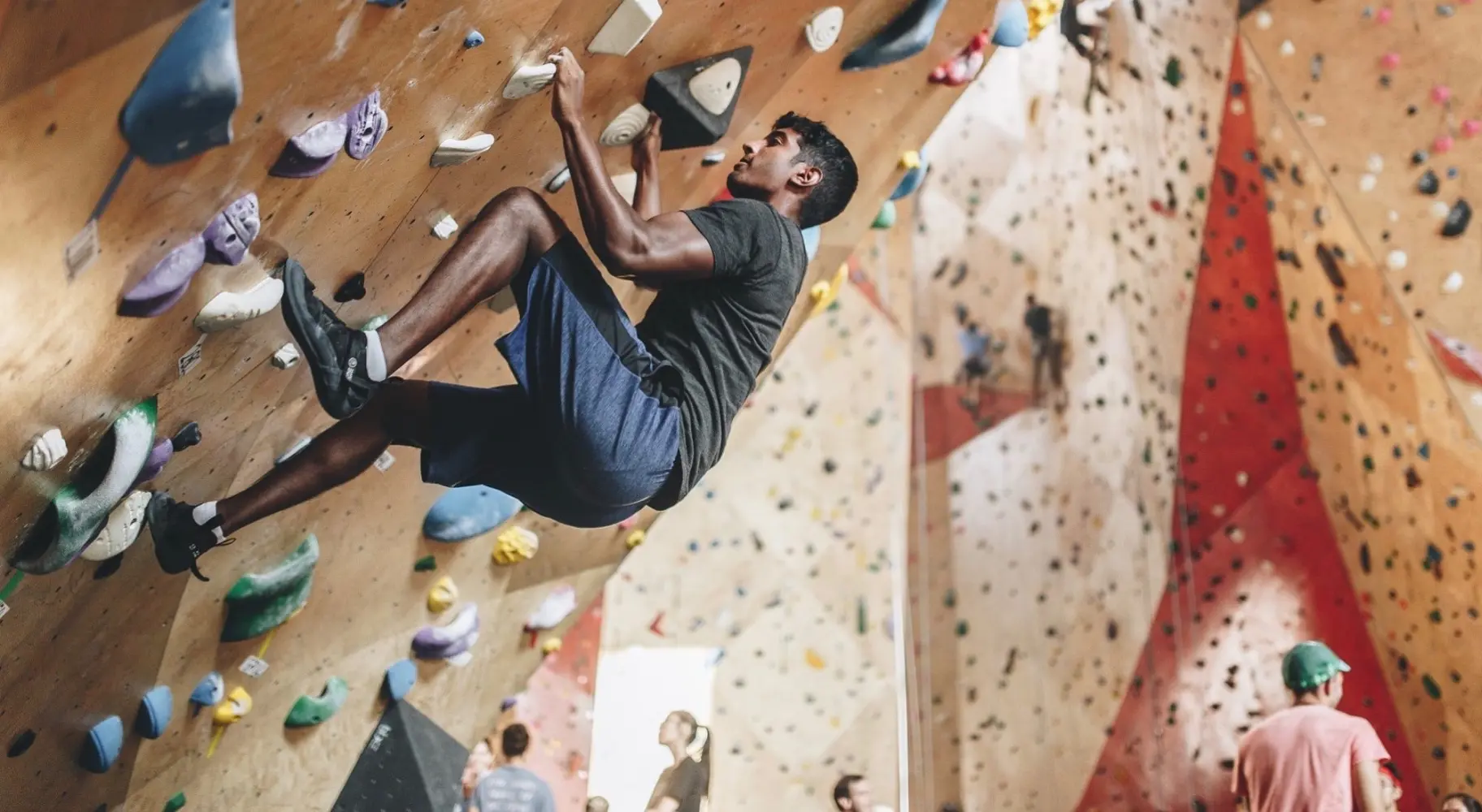 Un homme qui fait de l'escalade