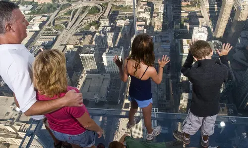 Personnes regardant le bâtiment en contrebas