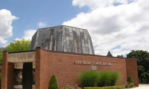 L'extérieur du Planétarium Strickler par une journée ensoleillée