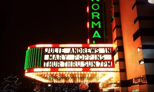 L'extérieur des théâtres normaux avec les lumières