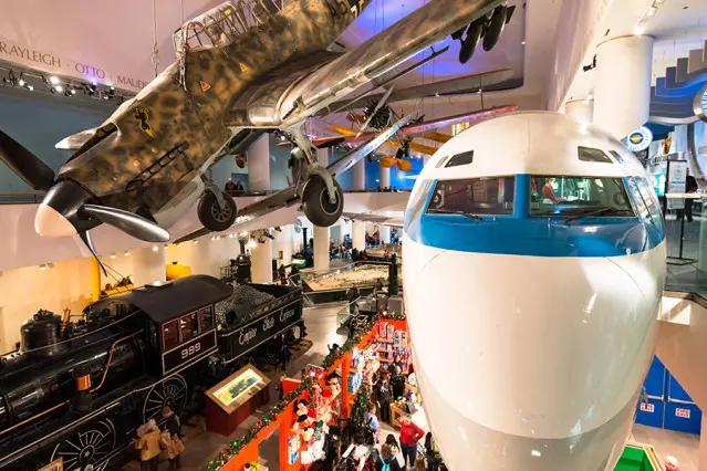 Salle de transport avec des avions de fortune et un train