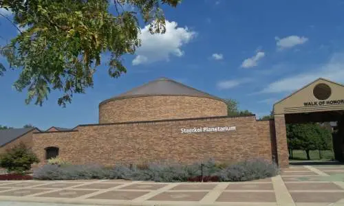 Extérieur du Planétarium William M. Staerkel en briques