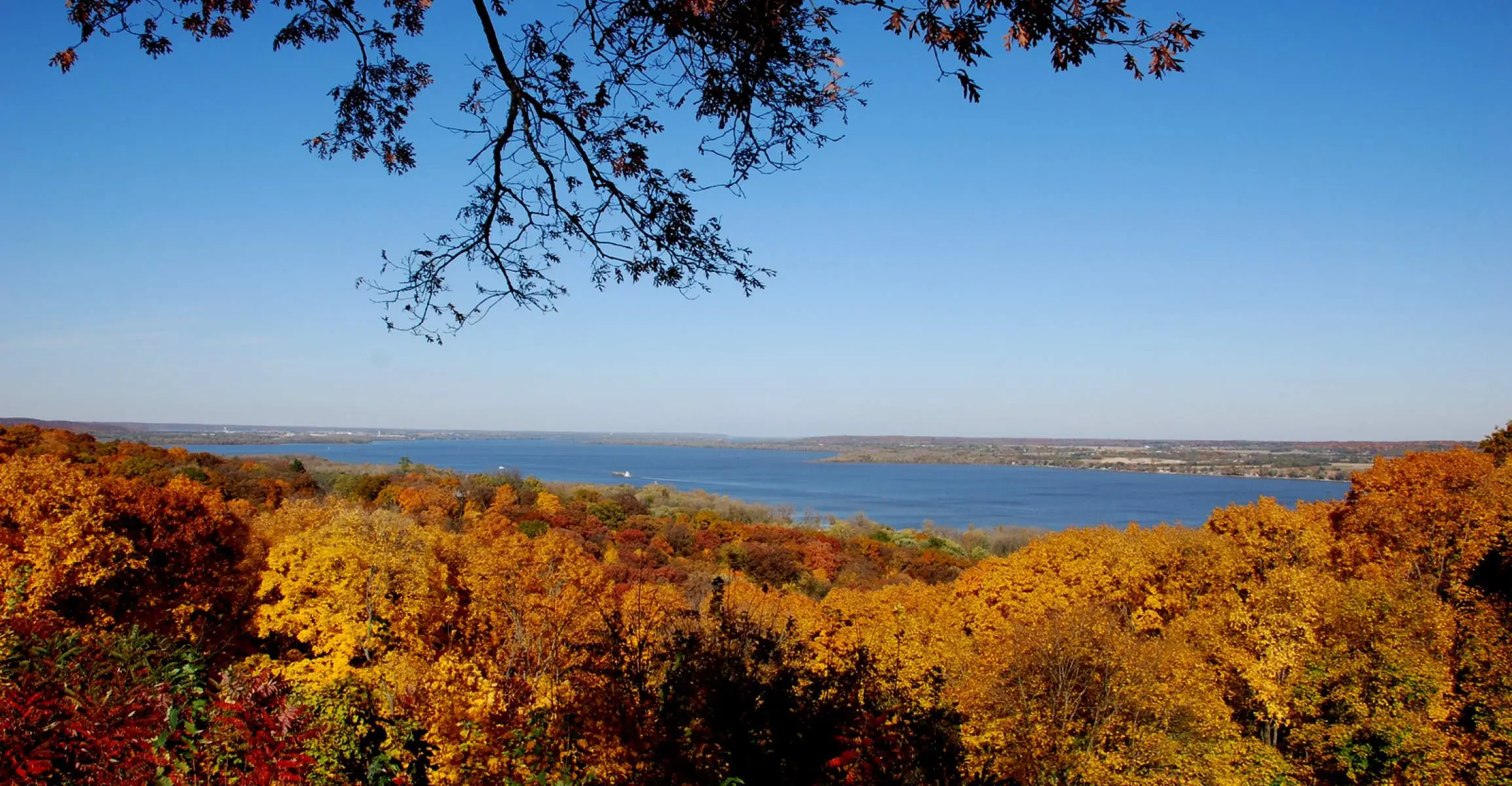 Point de vue sur une forêt aux couleurs automnales en direction du lac Peoria.