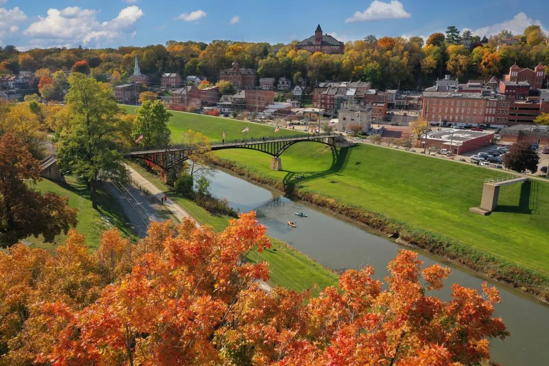 Une journée d'automne à Galena, du feuillage orange et des gens qui font du kayak dans une rivière