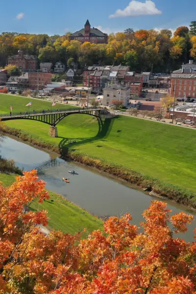 Une journée d'automne à Galena, du feuillage orange et des gens qui font du kayak dans une rivière.