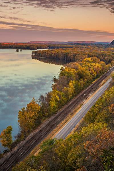 Vue aérienne des couleurs d'automne sur la Great River Road près du fleuve Mississippi