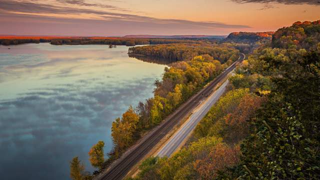 Vue aérienne des couleurs d'automne sur la Great River Road près du fleuve Mississippi