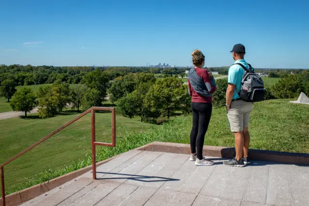 Un couple regardant et une vue du paysage