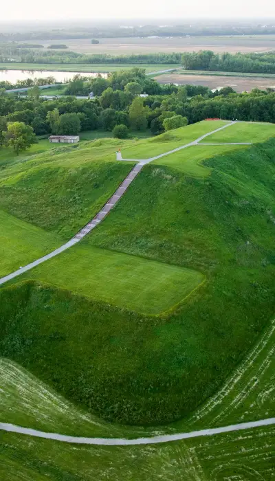 Vue aérienne des collines verdoyantes des Cahokia Mounds