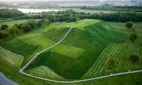 Vue aérienne des collines verdoyantes des Tertres de Cahokia