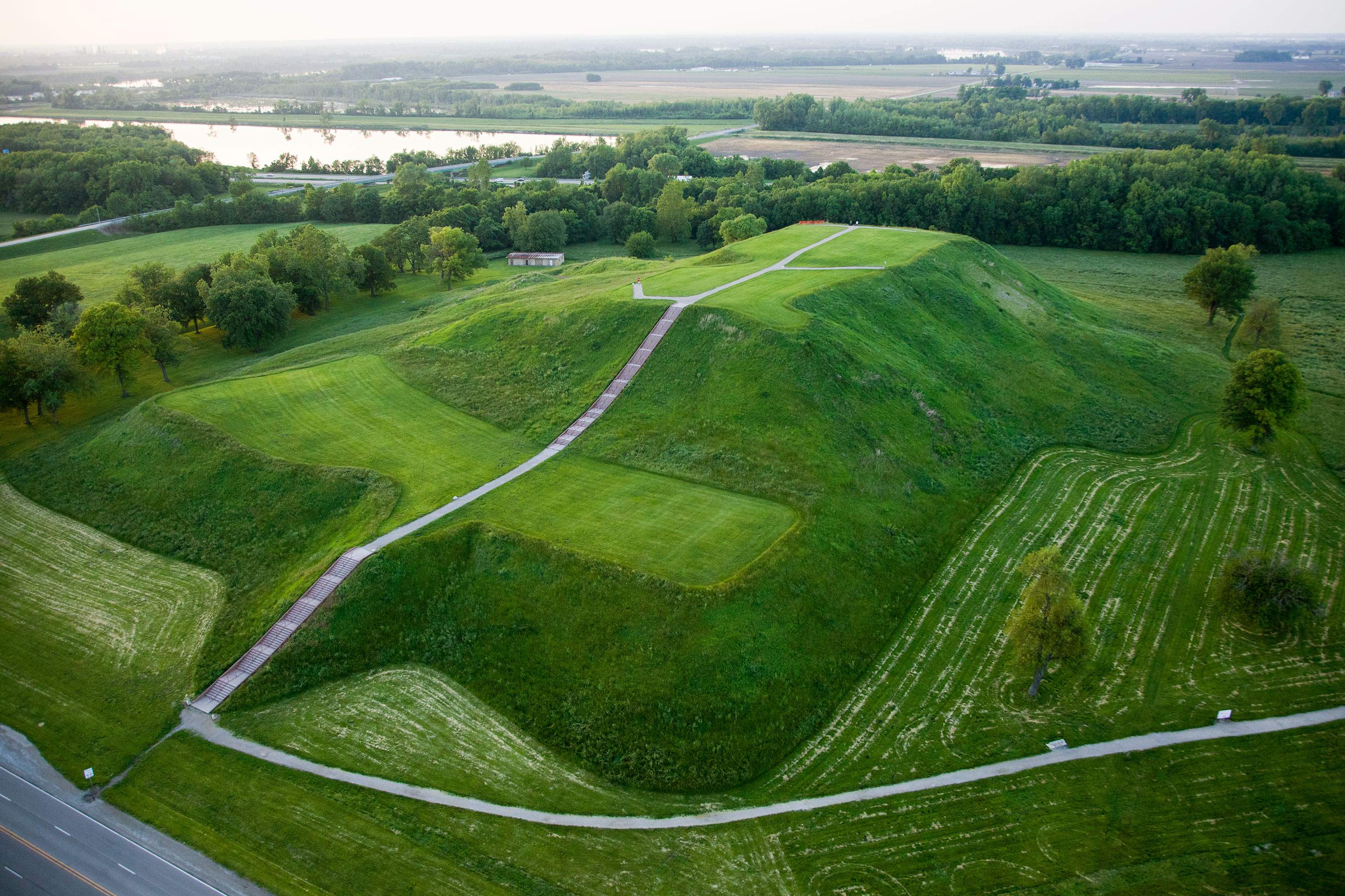 Vue aérienne des collines verdoyantes des Cahokia Mounds